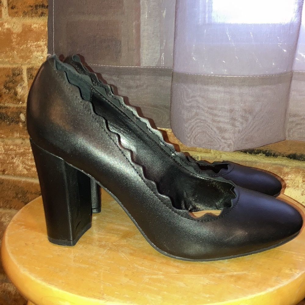 Black Leather Scalloped Heels— Size 8.5M
